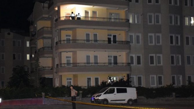 Bunu da Gördük: Evlerinin Balkonlarından Birbirlerine Ateş Açtılar