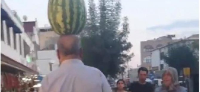 10 KİLOLUK KARPUZLA BÖYLE DOLAŞTI