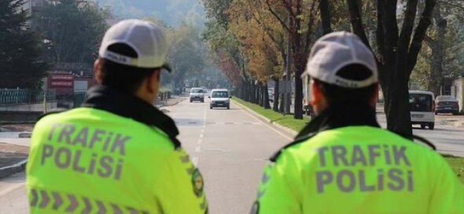 ARAÇ İÇİNDE SİGARA İÇEN SÜRÜCÜLERE CEZA KESİLDİ