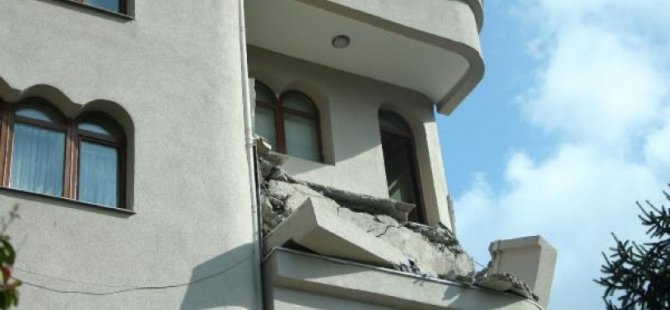 ŞİŞLİ'DE  BEŞ KATLI APARTMANIN  BALKONU ÇÖKTÜ