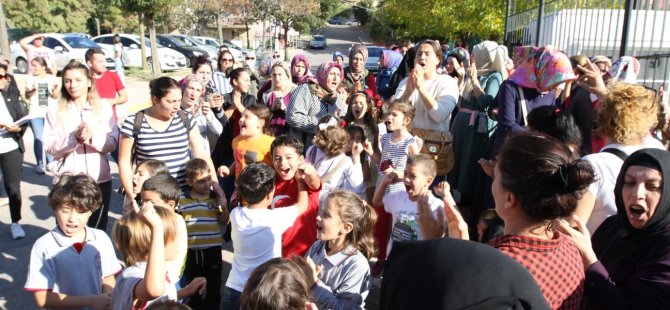Seyit Burhan Toprak İlkokulu Velileri'nden  Okul Önünde Protesto Eylemi