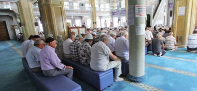 SANDALYE ÜZERİNDE NAMAZ KILINMASINA TEPKİLER SÜRÜYOR