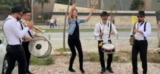 BÖYLE BOŞANMA GÖRÜLMEDİ ADLİYE ÖNÜNDE GÖBEK ATTI