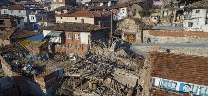 MANİSA'DA DEPREM SONRASI 249 EVİ KULLANILAMAZ HALE GELDİ