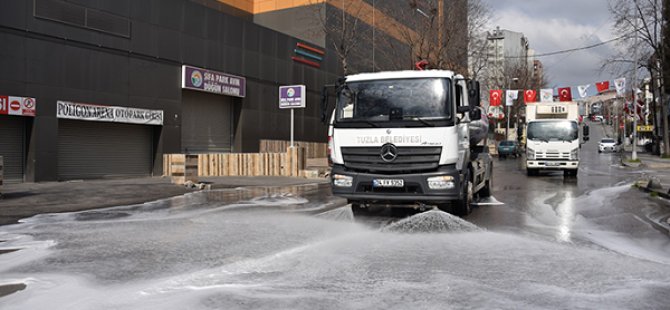 TUZLA'DA CADDELER DEZENFEKTANLI SULARLA TEMİZLENDİ