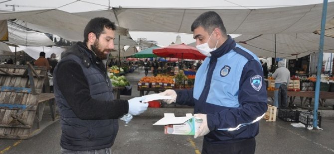 PENDİK BELEDİYESİ'NDEN PAZAR GİRİŞ VE ÇIKIŞLARA MASKE DAĞITIMI