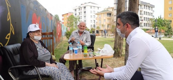 BAŞKAN GÖKHAN YÜKSEL SOKAĞA ÇIKAN 65 YAŞ ÜSTÜ VATANDAŞLARI YALNIZ BIRAKMADI