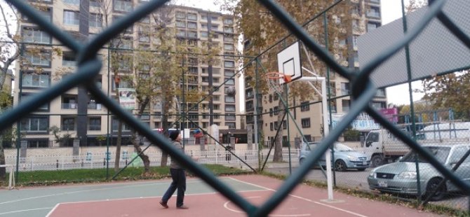 İBB'NİN PENDİK SAHİL ALANINDA  YAPTIĞI BASKETBOL POTALARI TEHLİKE SAÇIYOR