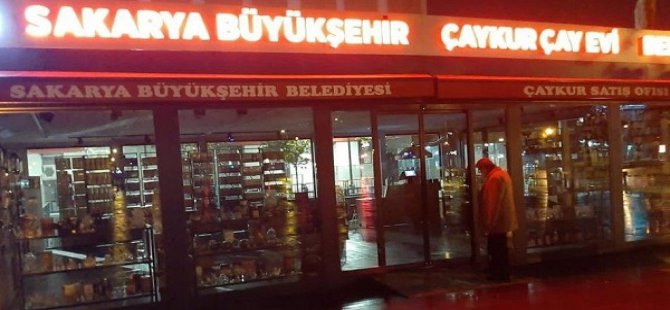 GECE  DÜKKAN DENETİMİNE ÇIKAN SAKARYA BÜYÜKŞEHİR BELEDİYE BAŞKANI ESNAFI KIZDIRDI