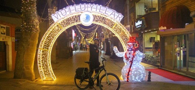 KARTAL'DA YENİ YIL COŞKUSU CADDELERE TAŞTI