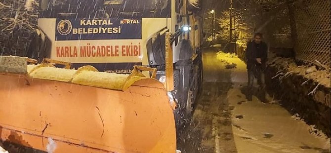 KARTAL BELEDİYESİ'NDEN KAR YAĞIŞI ÖNLEMİ;EKİPLER SABAHA KADAR ÇALIŞTI