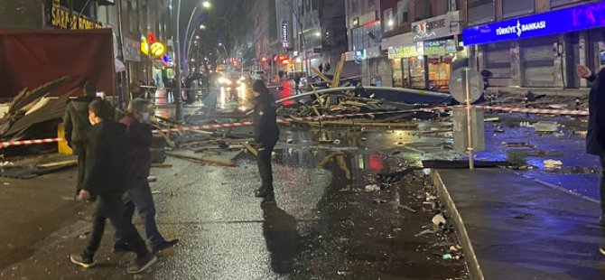 İSTANBUL'DA ÇIKAN  ŞİDDETLİ FIRTINAI  ÇATILAR ARAÇLARIN ÜZERİNE UÇURDU