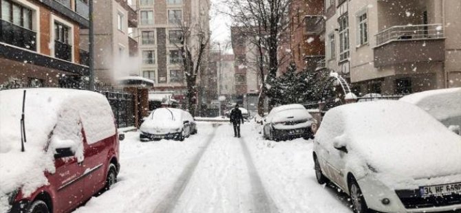 İSTANBUL KAR YAĞIŞINA TESLİM OLDU ARA CADDELERİN TUZLANMASI UNUTULDU