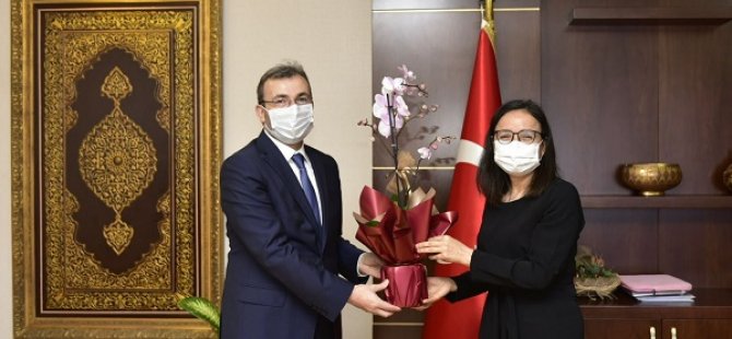 BAŞKAN AHMET CİN'DEN DÜNYA KADINLAR GÜNÜ'NDE  KAYMAKAM HÜLYA KAYA'YA ANLAMLI ZİYARET