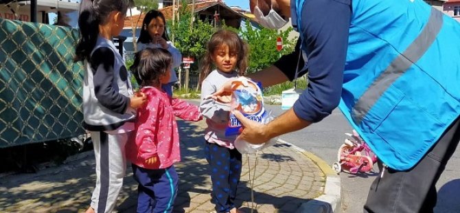 PENDİK GÖNÜLLÜLERİ BAYRAM ÖNCESİ ÇOCUKLARIN YÜZÜNÜ GÜLDÜRDÜ