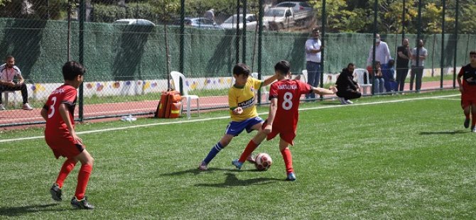 KARTALLI GENÇ FUTBOLCULAR TAÇSIZ KRAL METİN OKTAY İÇİN YEŞİL SAHADA TER DÖKTÜ