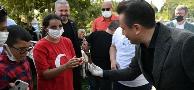 BAŞKAN YAZICI, ÖZEL ÇOCUKLARA KENDİ ELLERİYLE CAĞ KEBABI İKRAM ETTİ