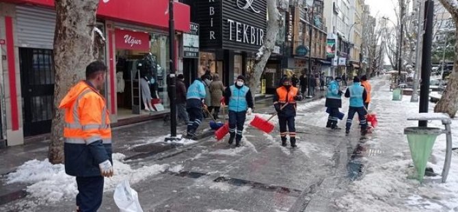 PENDİK'TE CADDE VE SOKAKLAR KARDAN TEMİZLENDİ