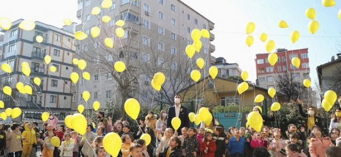 KARTAL'DA SARI BALONLAR KANSERE DİKKAT ÇEKMEK İÇİN GÖKYÜZÜNE UÇTU