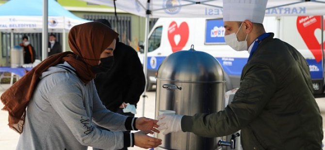 KARTAL BELEDİYESİ'NDEN ÜNİVERSİTE ÖĞRENCİLERİNE SICAK ÇORBA İKRAMI