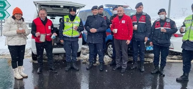 PENDİK KAYMAKAMI DR. HÜLYA KAYA'DAN JANDARMA PERSONELİNE SICAK ÇORBA İKRAMI