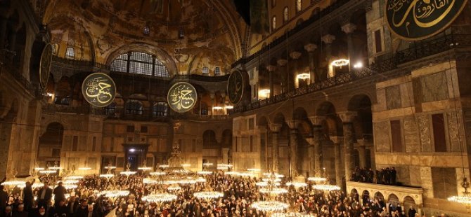 AYASOFYA'DA  88 YIL SONRA BİR İLK; MEYDAN DOLDU TAŞTI