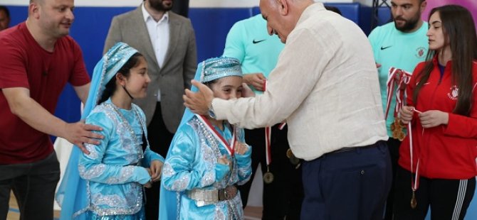 ÜMRANİYE BELEDİYESİ GELENEKSEL HALK OYUNLARI'NDA ÖDÜLLER SAHİPLERİNİ BULDU