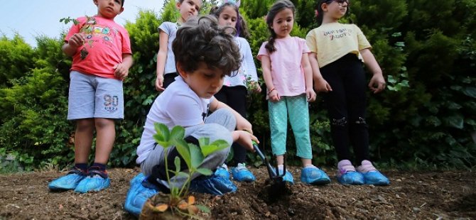 KARTAL BELEDİYESİ KREŞ ÖĞRENCİLERİNİN İLK FİDELERİ TOPRAKLA BULUŞTU