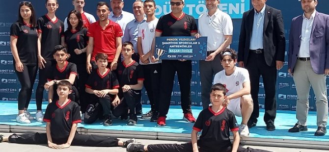 ŞAMPİYON SPORCULAR ÖDÜLLERİNİ BAŞKAN AHMET CİN'DEN ALDI