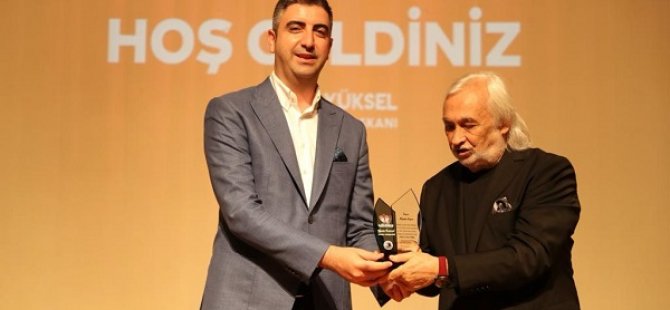 ULUSLARARASI ÜNİVERSİTE TİYATRO FESTİVALİ'NİN AÇILIŞINDA MÜJDAT GEZEN'E ONUR ÖDÜLÜ