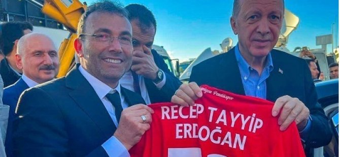 BAŞKAN AHMET CİN  CUMHURBAŞKANI ERDOĞAN'A PENDİKSPOR FORMASINI HEDİYE ETTİ