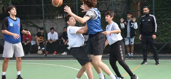 BASKETBOL TURNUVASINDA KUPA İÇİN YARIŞTILAR