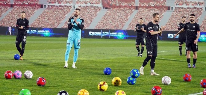 PENDİKSPOR TARAFTARINDAN DEPREMZEDE ÇOCUKLARA ANLAMLI DESTEK