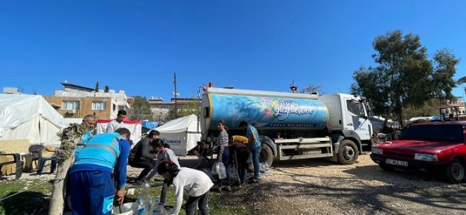 HER GÜN TEMİZ SU GÖTÜRDÜKLERİ DEPREMZEDE AİLE BELEDİYE PERSONELİNE YEMEK İKRAM ETTİ