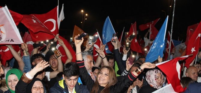 PENDİK'TE CUMHURBAŞKANI ERDOĞAN'IN SEÇİM ZAFER COŞKUSU SOKAKLARA TAŞTI