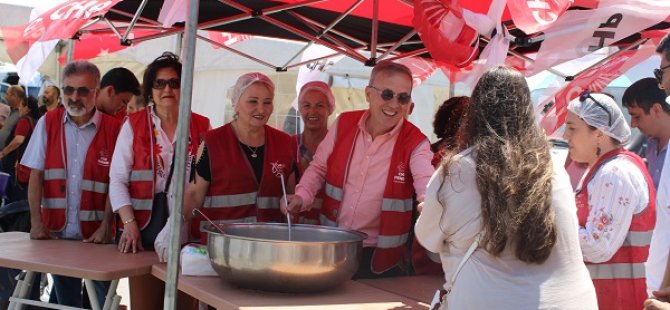 CHP PENDİK İLÇE KADIN KOLLARI BAŞKANLIĞI VATANDAŞLARA AŞURE DAĞITTI