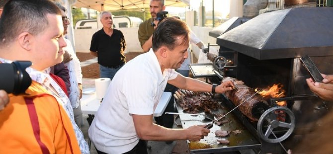 BAŞKAN ŞADİ YAZICI SÖZÜNÜ TUTTU; TUZLA'NIN ÖZEL ÇOCUKLARINA ÇAĞ KEBABI PİŞİRDİ