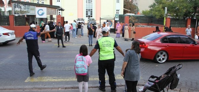 KARTAL BELEDİYESİ ZABITA EKİPLERİNDEN 27 OKULDA TRAFİK UYGULAMASI