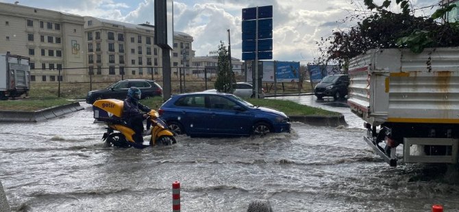 SAĞANAK YAĞIŞ  İSTANBUL'DA  BİR ÇOK İLÇEYİ SULAR ALTINDA BIRAKTI