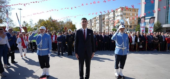 CUMHURİYETİN 100. YILI KARTAL'DA ÇELENK SUNUMU İLE KUTLANDI