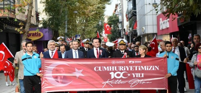 PENDİK'TE CUMHURİYETİN 100 YILI 100 METRELİK TÜRK BAYRAĞI KORTEJ YÜRÜYÜŞÜ İLE KUTLANDI