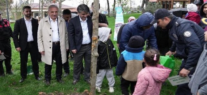 BAŞKAN İSMET YILDIRIM ŞEHİT ÇOCUKLARIYLA BİRLİKTE AĞAÇ DİKTİ