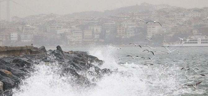 İSTANBUL'DA ŞİDDETLİ YAĞMUR VE FIRTINA ETKİSİNİ SÜRDÜRÜYOR