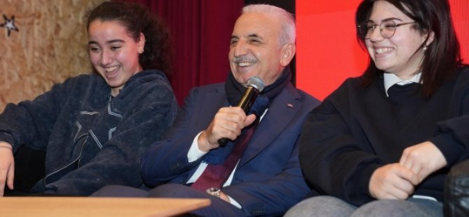 BAŞKAN YILDIRIM GENÇLERLE KUCAKLAŞTI