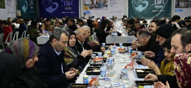 BAŞKAN AHMET CİN MİLLET BAHÇESİNDE VATANDAŞLARLA İFTAR SOFRASINDA BULUŞTU