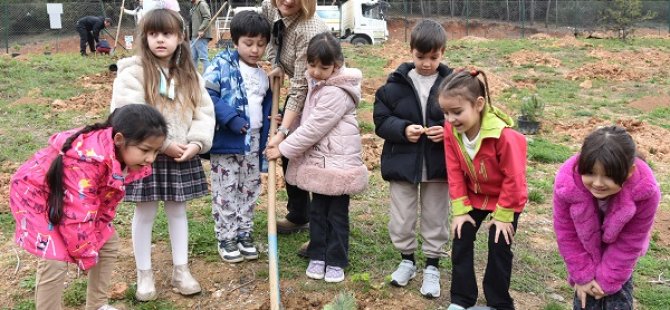 PENDİKLİ ÖĞRENCİLER ORMAN HAFTASI NEDENİYLE FİDANLARI TOPRAKLA BULUŞTURDU
