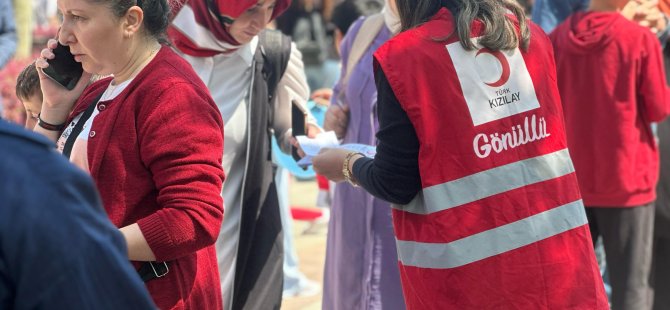 TÜRK KIZILAY PENDİK ŞUBESİ DEPREMİN ARDINDAN MİLLET BAHÇESİ'NDE DESTEK NOKTASI OLUŞTURDU