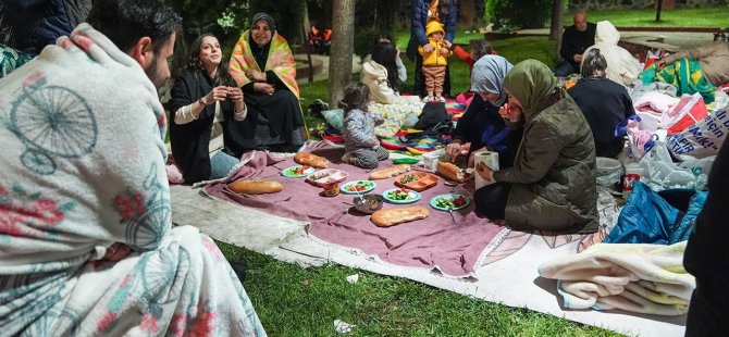 DEPREMLERİN ARDINDAN İSTANBULLULAR GECEYİ SOKAKTA GEÇİRDİ