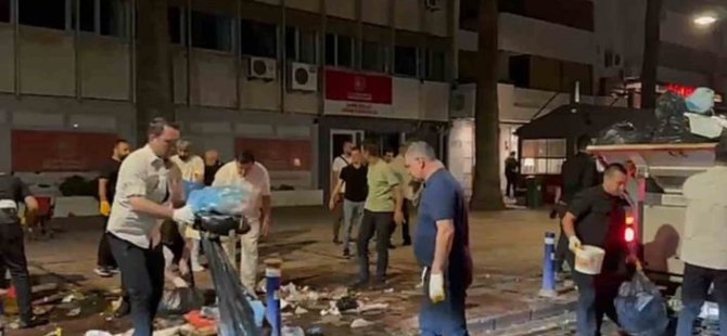 İZMİR'DE GREV SÜRÜYOR; BELEDİYE BAŞKANI CEMİL TUGAY KORDON'DA ÇÖP TOPLADI