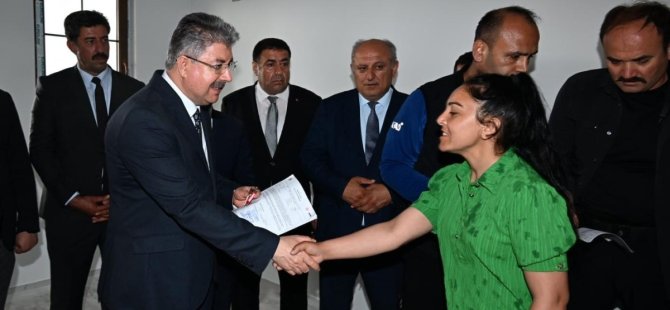 SUMBAS'IN MEHMETLİ BELDESİNDE YAPIMI TAMAMLANAN 36 KÖY KONUTUNUN ANAHTARI VALİ YILMAZ TARAFINDAN TESLİM EDİLDİ